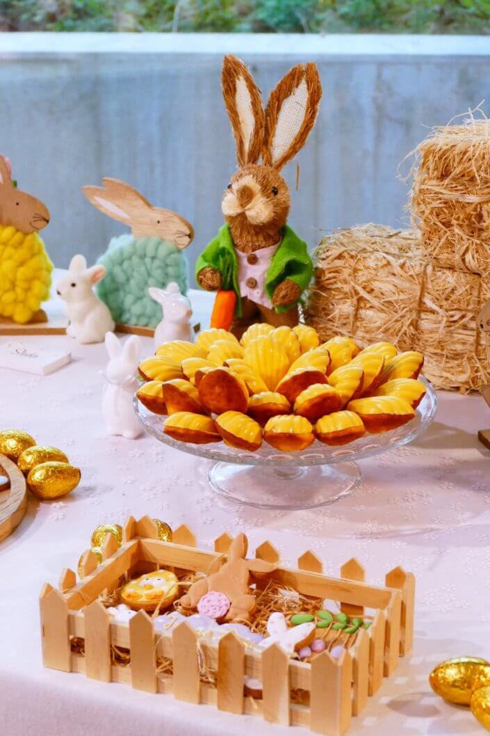 Goûter de Pâques réalisé par Studio Candy pour La Française avec une scénographie de Pâques, pâtisseries sur mesure, candy bar d'oeufs en chocolat