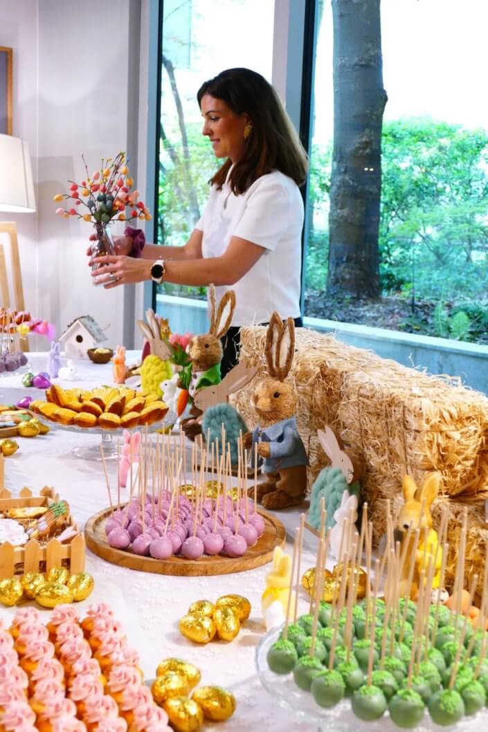 Goûter de Pâques réalisé par Studio Candy pour La Française avec une scénographie de Pâques, pâtisseries sur mesure, candy bar d'oeufs en chocolat