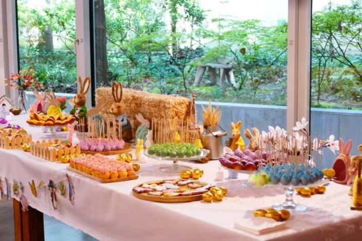 Goûter de Pâques réalisé par Studio Candy pour La Française avec une scénographie de Pâques, pâtisseries sur mesure, candy bar d'oeufs en chocolat