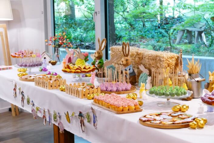 Goûter de Pâques réalisé par Studio Candy pour La Française avec une scénographie de Pâques, pâtisseries sur mesure, candy bar d'oeufs en chocolat