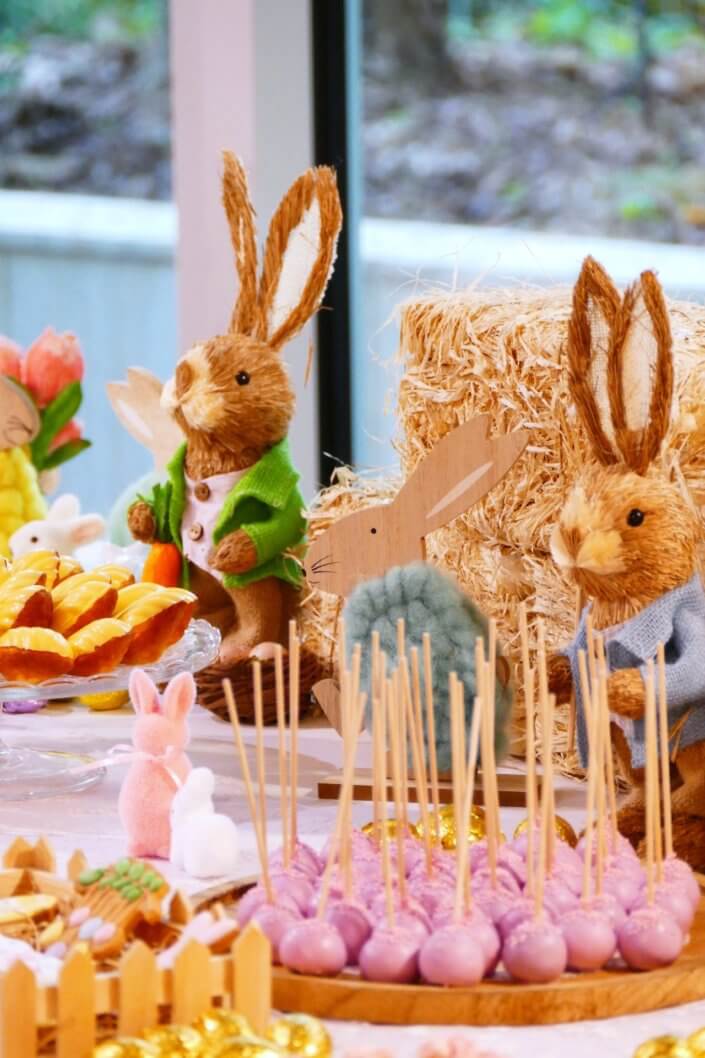 Goûter de Pâques réalisé par Studio Candy pour La Française avec une scénographie de Pâques, pâtisseries sur mesure, candy bar d'oeufs en chocolat