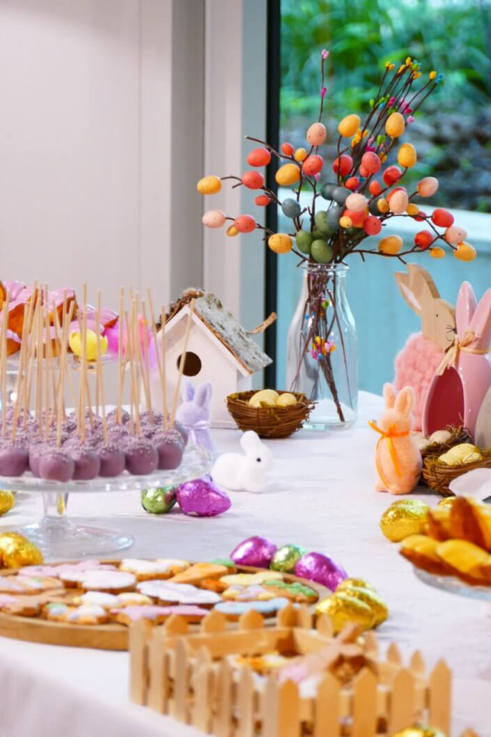 Goûter de Pâques réalisé par Studio Candy pour La Française avec une scénographie de Pâques, pâtisseries sur mesure, candy bar d'oeufs en chocolat