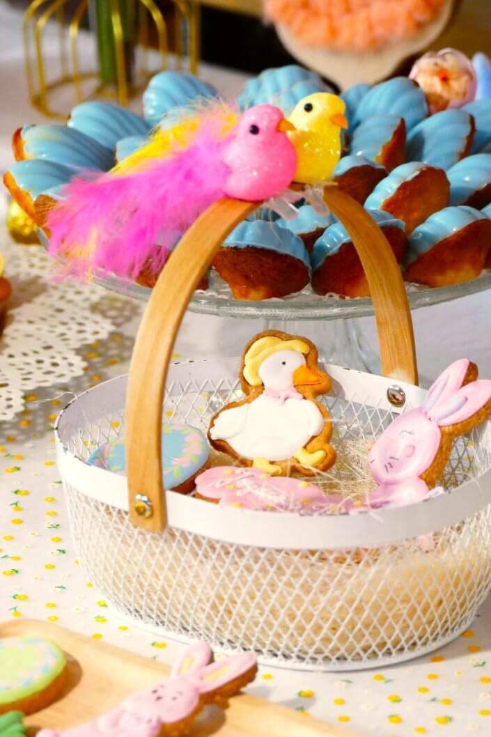 Goûter de Pâques réalisé par Studio Candy pour La Française avec une scénographie de Pâques, pâtisseries sur mesure, candy bar d'oeufs en chocolat