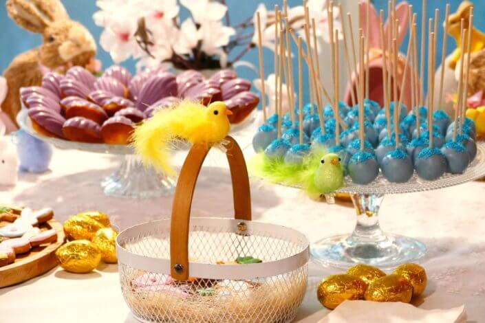 Goûter de Pâques réalisé par Studio Candy pour La Française avec une scénographie de Pâques, pâtisseries sur mesure, candy bar d'oeufs en chocolat