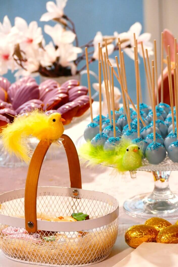 Goûter de Pâques réalisé par Studio Candy pour La Française avec une scénographie de Pâques, pâtisseries sur mesure, candy bar d'oeufs en chocolat
