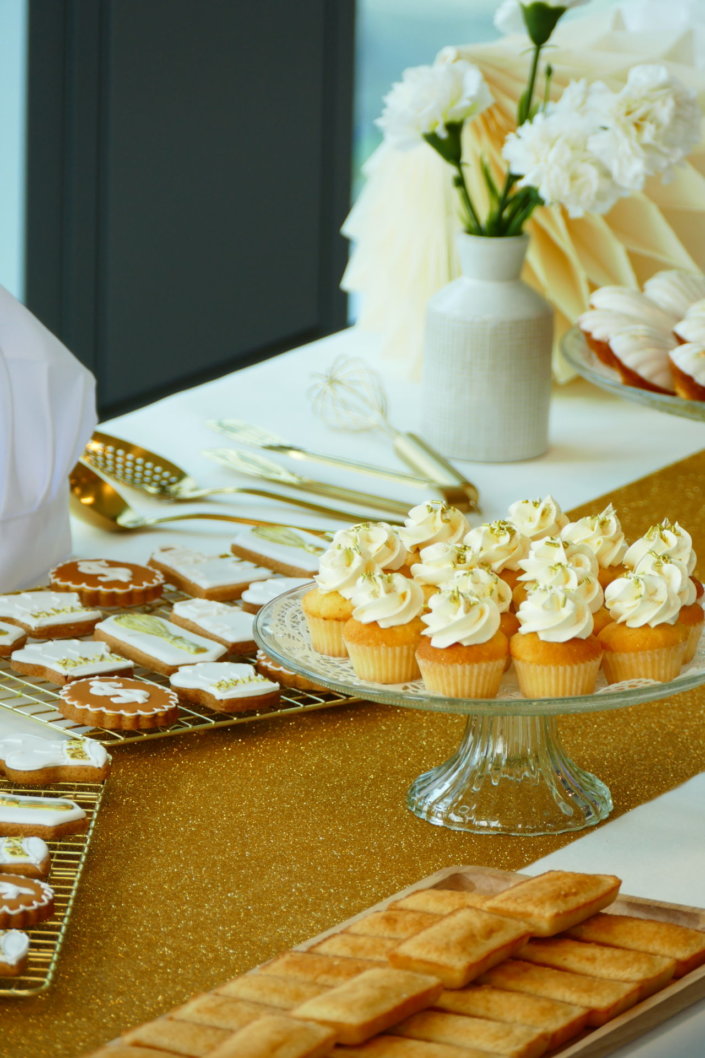 Goûter sur mesure réalisé par Studio Candy pour le service Finance d'AXA XL avec des pâtisseries et une décoration en or et blanc