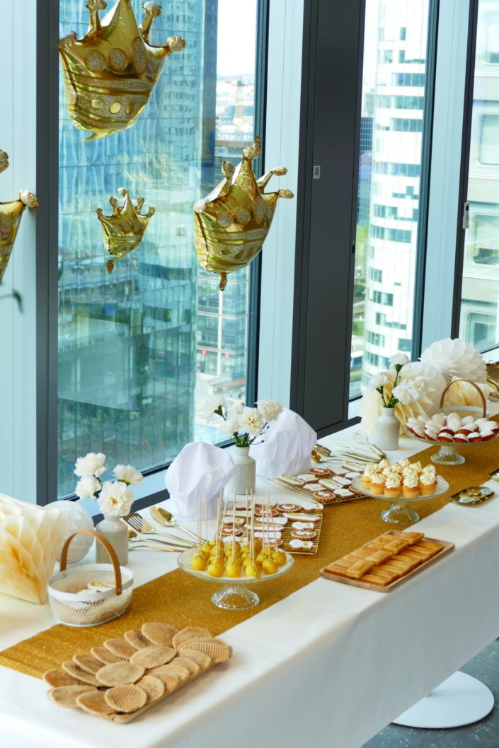 Goûter sur mesure réalisé par Studio Candy pour le service Finance d'AXA XL avec des pâtisseries et une décoration en or et blanc