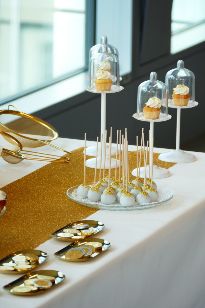 Goûter sur mesure réalisé par Studio Candy pour le service Finance d'AXA XL avec des pâtisseries et une décoration en or et blanc