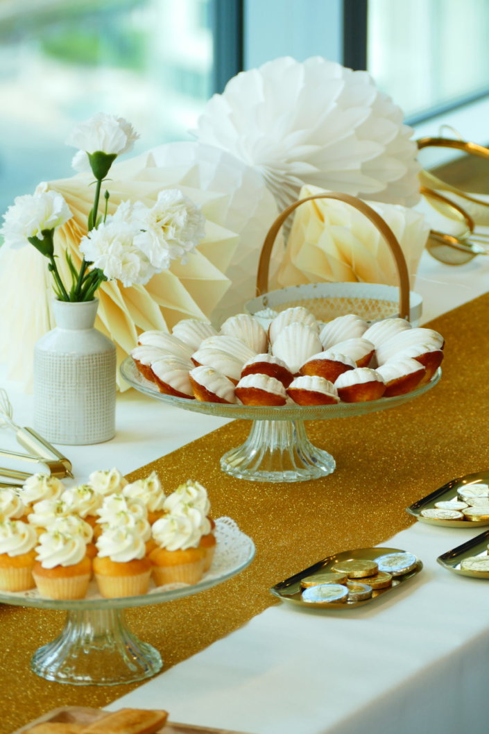 Goûter sur mesure réalisé par Studio Candy pour le service Finance d'AXA XL avec des pâtisseries et une décoration en or et blanc