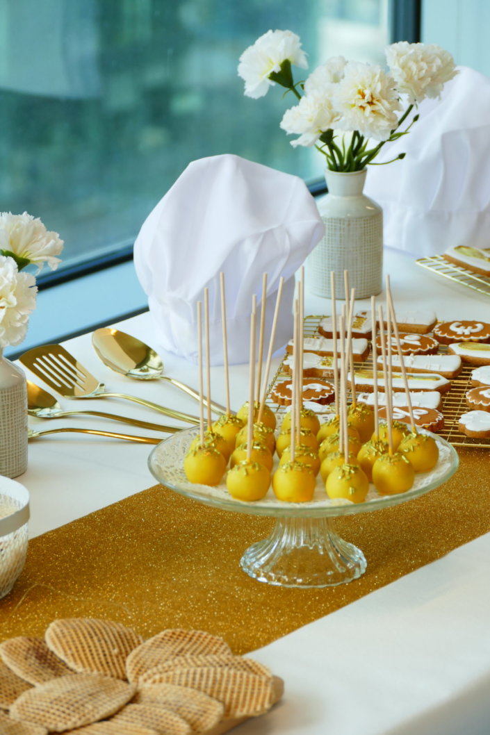Goûter sur mesure réalisé par Studio Candy pour le service Finance d'AXA XL avec des pâtisseries et une décoration en or et blanc