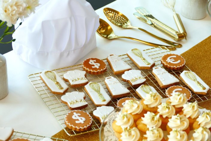 Goûter sur mesure réalisé par Studio Candy pour le service Finance d'AXA XL avec des pâtisseries et une décoration en or et blanc