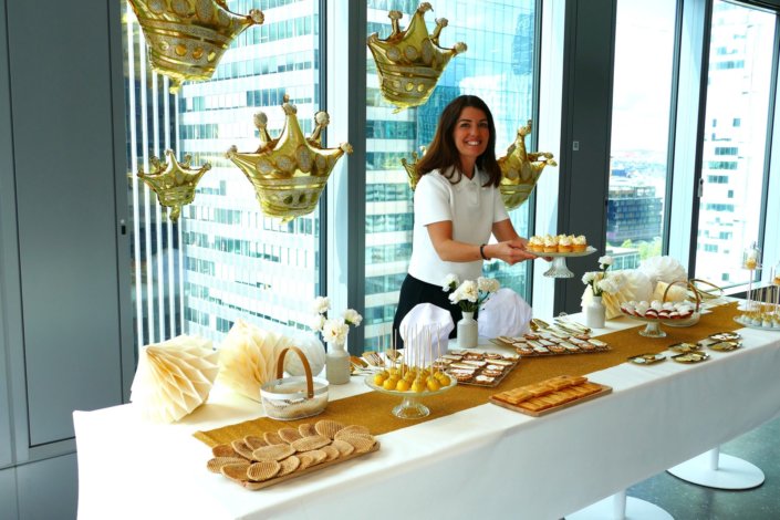 Goûter sur mesure réalisé par Studio Candy pour le service Finance d'AXA XL avec des pâtisseries et une décoration en or et blanc