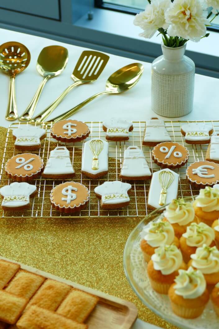 Goûter sur mesure réalisé par Studio Candy pour le service Finance d'AXA XL avec des pâtisseries et une décoration en or et blanc