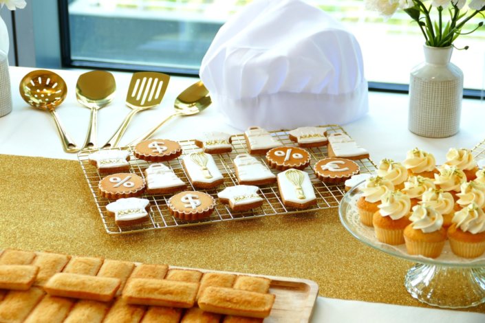 Goûter sur mesure réalisé par Studio Candy pour le service Finance d'AXA XL avec des pâtisseries et une décoration en or et blanc
