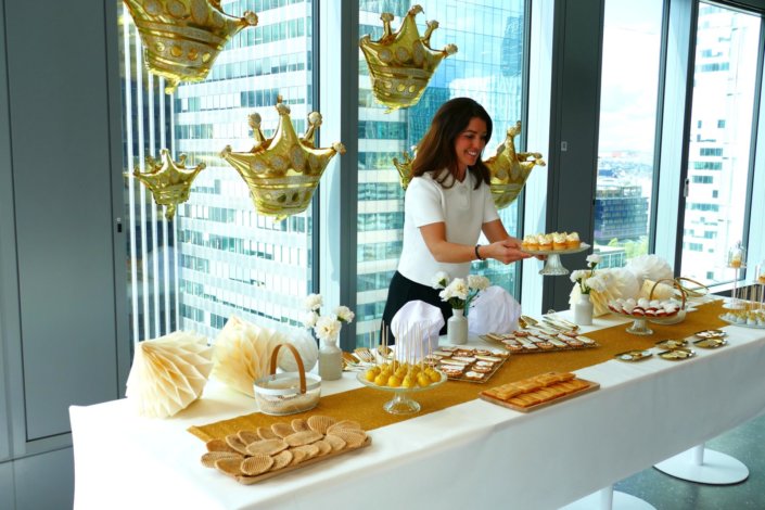 Goûter sur mesure réalisé par Studio Candy pour le service Finance d'AXA XL avec des pâtisseries et une décoration en or et blanc