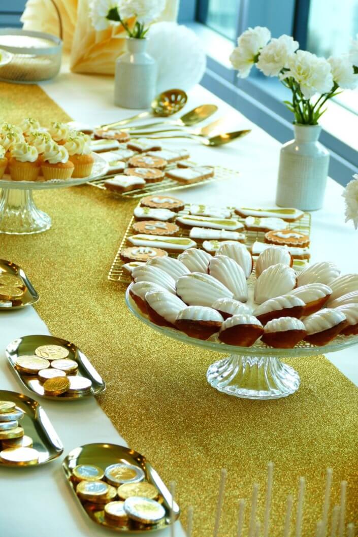 Goûter sur mesure réalisé par Studio Candy pour le service Finance d'AXA XL avec des pâtisseries et une décoration en or et blanc