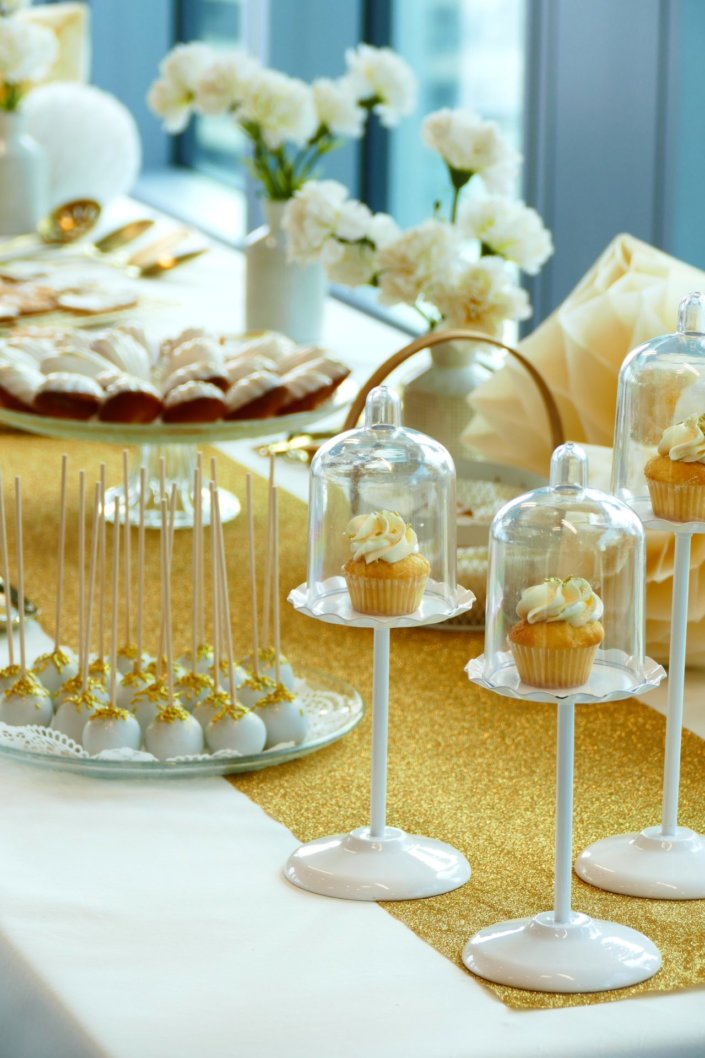 Goûter sur mesure réalisé par Studio Candy pour le service Finance d'AXA XL avec des pâtisseries et une décoration en or et blanc