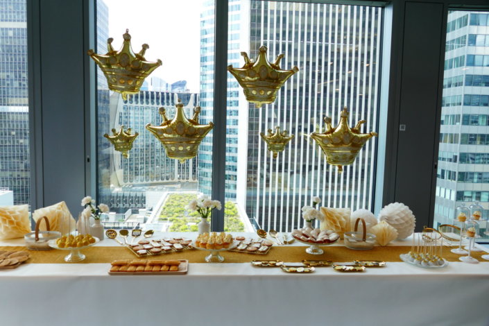 Goûter sur mesure réalisé par Studio Candy pour le service Finance d'AXA XL avec des pâtisseries et une décoration en or et blanc