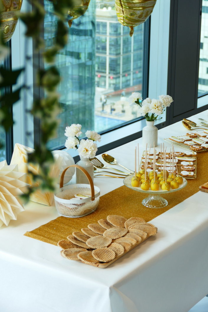 Goûter sur mesure réalisé par Studio Candy pour le service Finance d'AXA XL avec des pâtisseries et une décoration en or et blanc