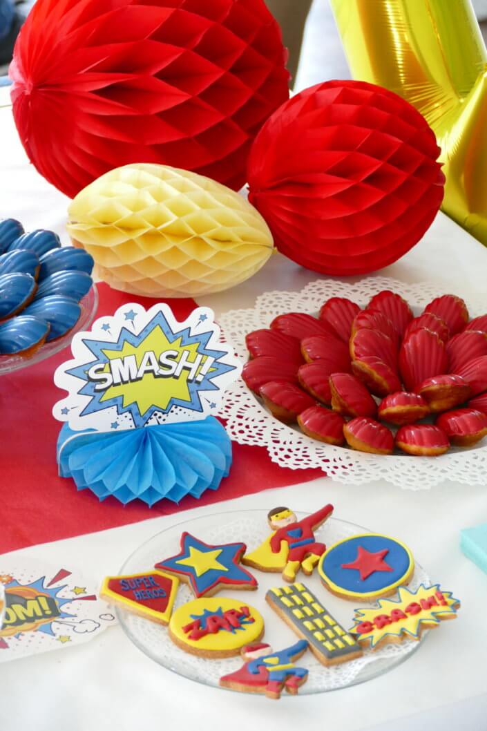 Goûter sur mesure par Studio Candy pour le Family Day de Direct Assurance avec une décoration et des pâtisseries sur le thème Super Héros