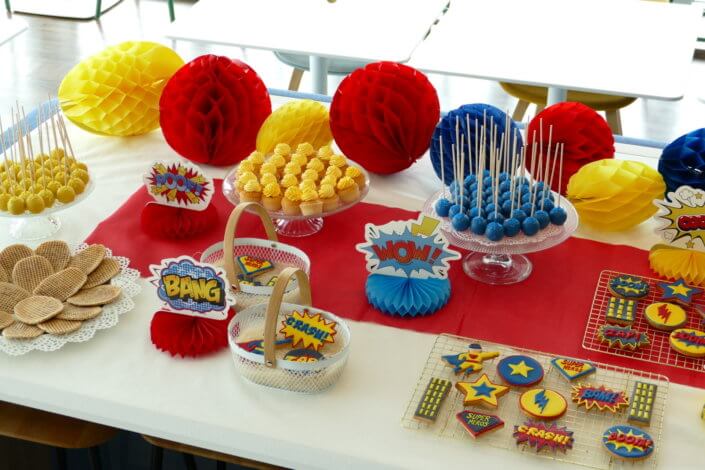 Goûter sur mesure par Studio Candy pour le Family Day de Direct Assurance avec une décoration et des pâtisseries sur le thème Super Héros