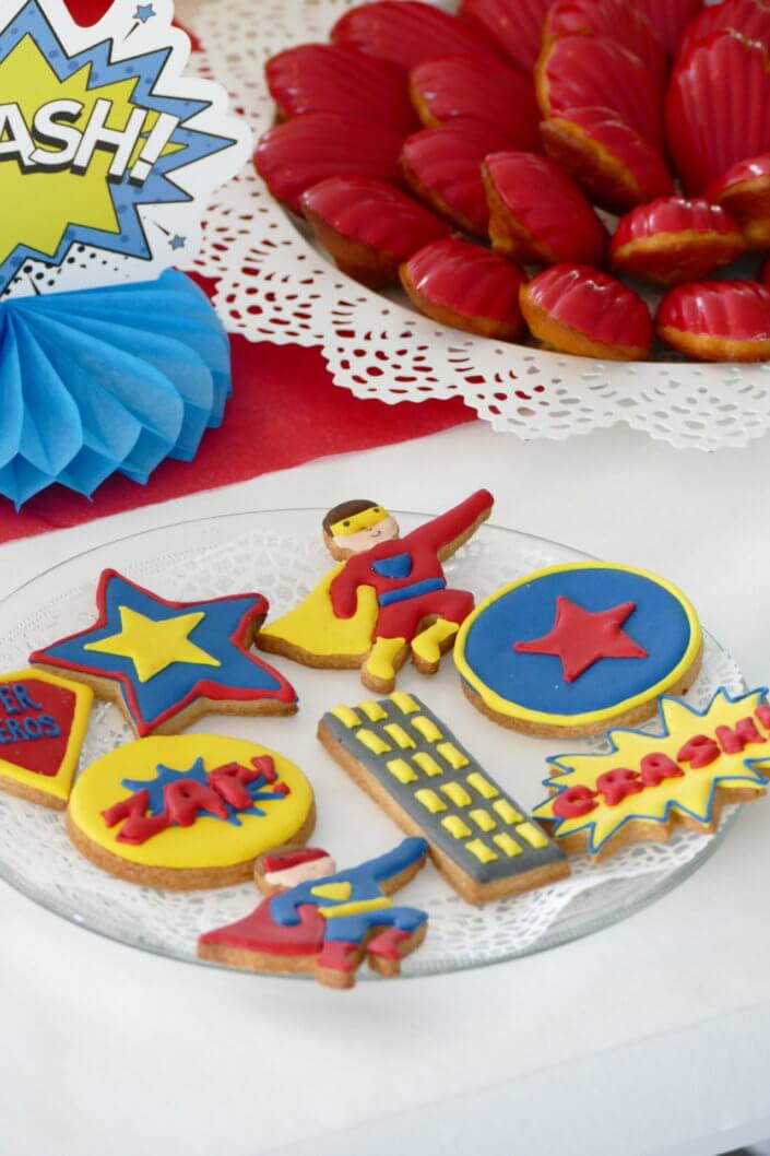 Goûter sur mesure par Studio Candy pour le Family Day de Direct Assurance avec une décoration et des pâtisseries sur le thème Super Héros