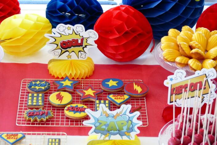 Goûter sur mesure par Studio Candy pour le Family Day de Direct Assurance avec une décoration et des pâtisseries sur le thème Super Héros