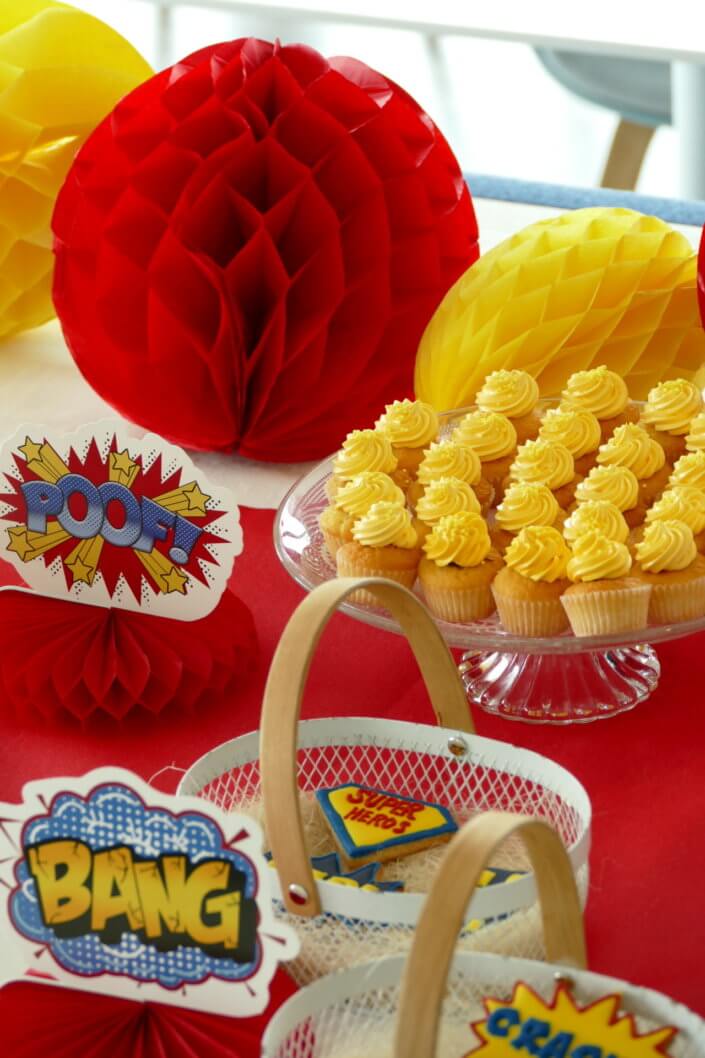 Goûter sur mesure par Studio Candy pour le Family Day de Direct Assurance avec une décoration et des pâtisseries sur le thème Super Héros