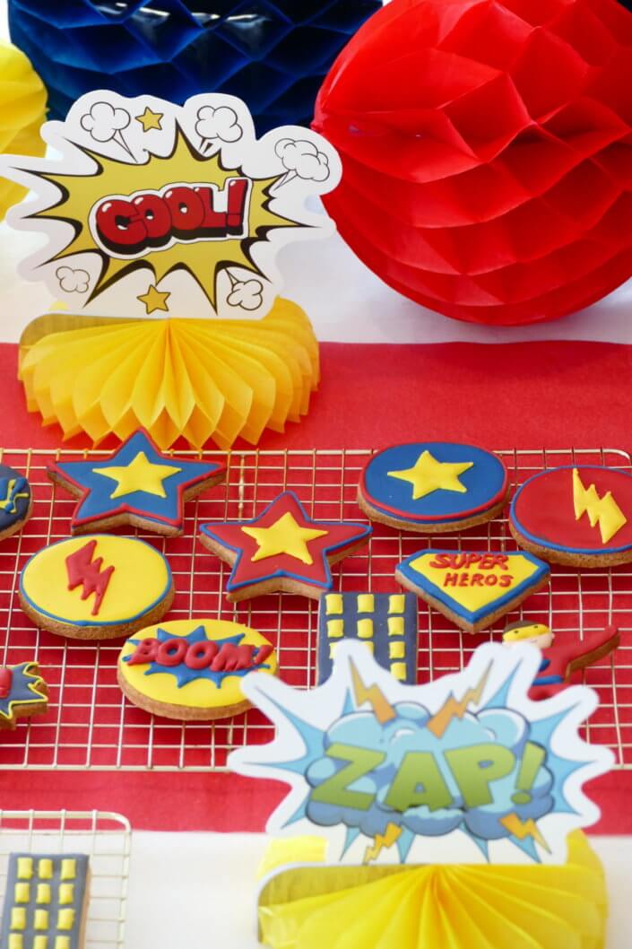 Goûter sur mesure par Studio Candy pour le Family Day de Direct Assurance avec une décoration et des pâGoûter sur mesure par Studio Candy pour le Family Day de Direct Assurance avec une décoration et des pâtisseries sur le thème Super Hérostisseries sur le thème Super Héros