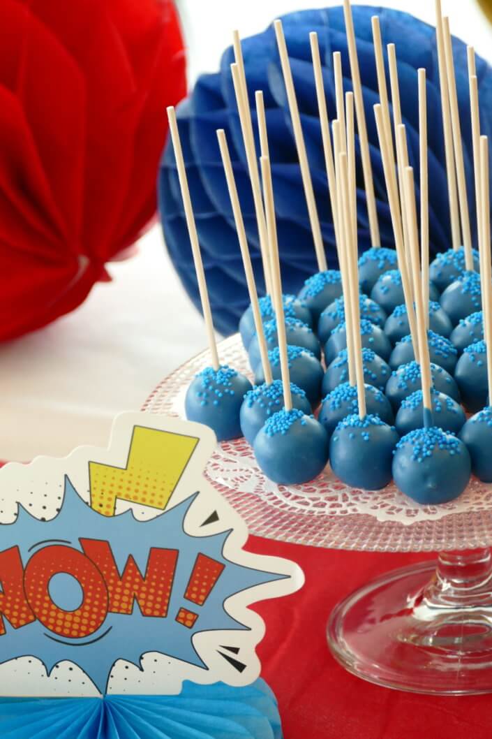 Goûter sur mesure par Studio Candy pour le Family Day de Direct Assurance avec une décoration et des pâtisseries sur le thème Super Héros