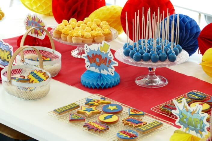 Goûter sur mesure par Studio Candy pour le Family Day de Direct Assurance avec une décoration et des pâtisseries sur le thème Super Héros