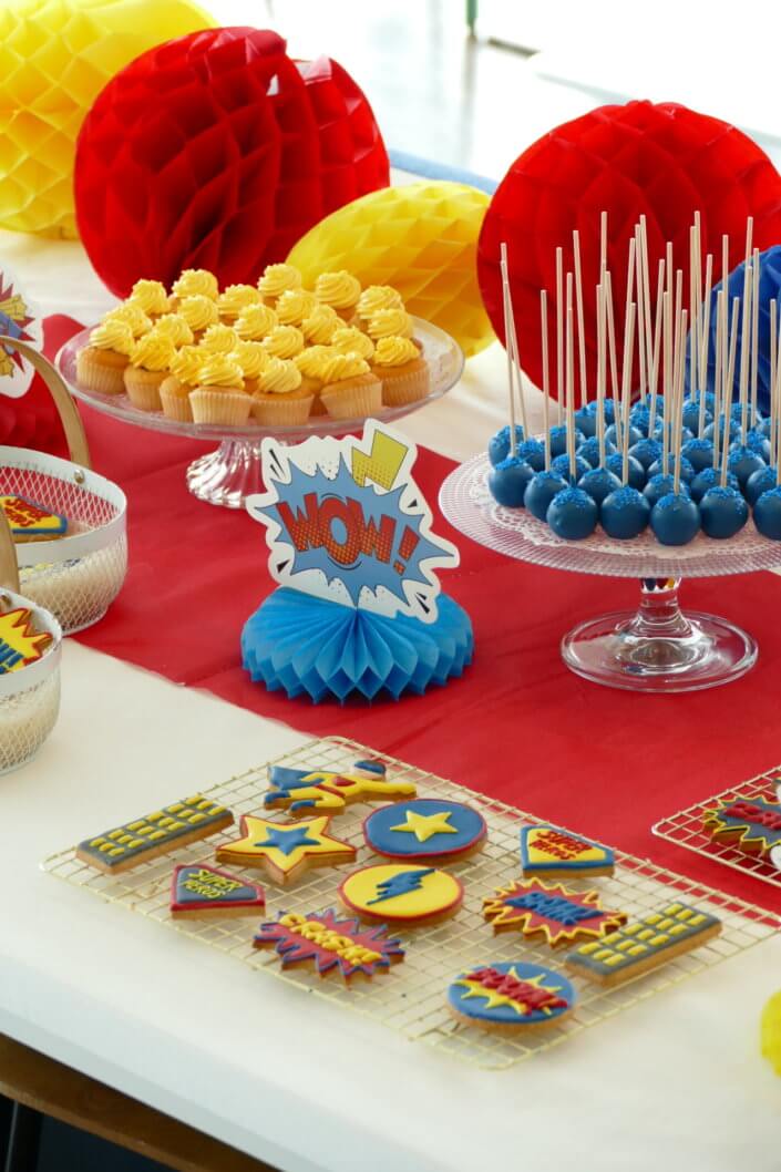Goûter sur mesure par Studio Candy pour le Family Day de Direct Assurance avec une décoration et des pâtisseries sur le thème Super Héros