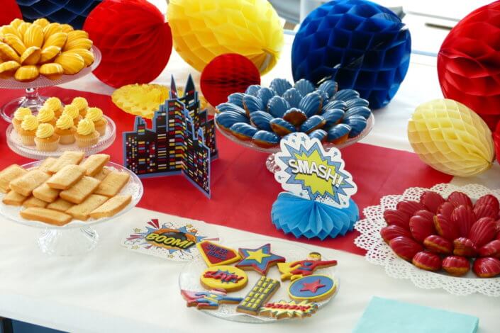 Goûter sur mesure par Studio Candy pour le Family Day de Direct Assurance avec une décoration et des pâtisseries sur le thème Super Héros