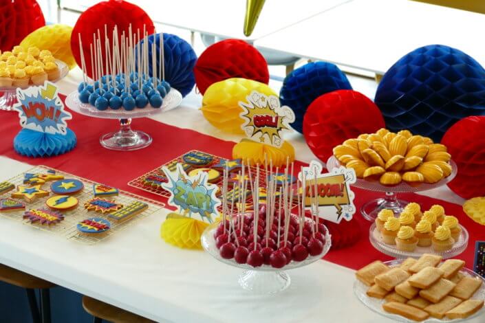 Goûter sur mesure par Studio Candy pour le Family Day de Direct Assurance avec une décoration et des pâtisseries sur le thème Super Héros