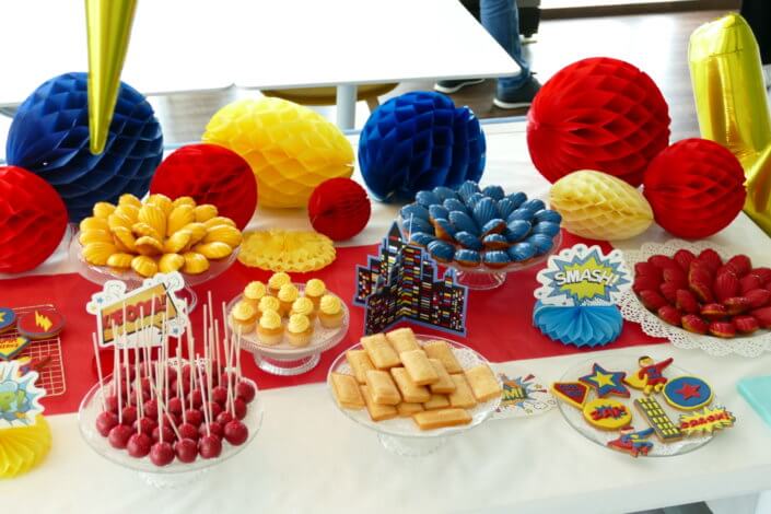Goûter sur mesure par Studio Candy pour le Family Day de Direct Assurance avec une décoration et des pâtisseries sur le thème Super Héros