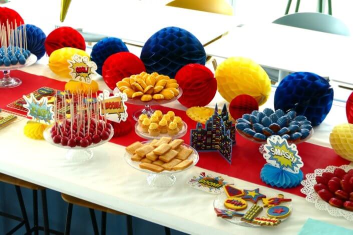 Goûter sur mesure par Studio Candy pour le Family Day de Direct Assurance avec une décoration et des pâtisseries sur le thème Super Héros