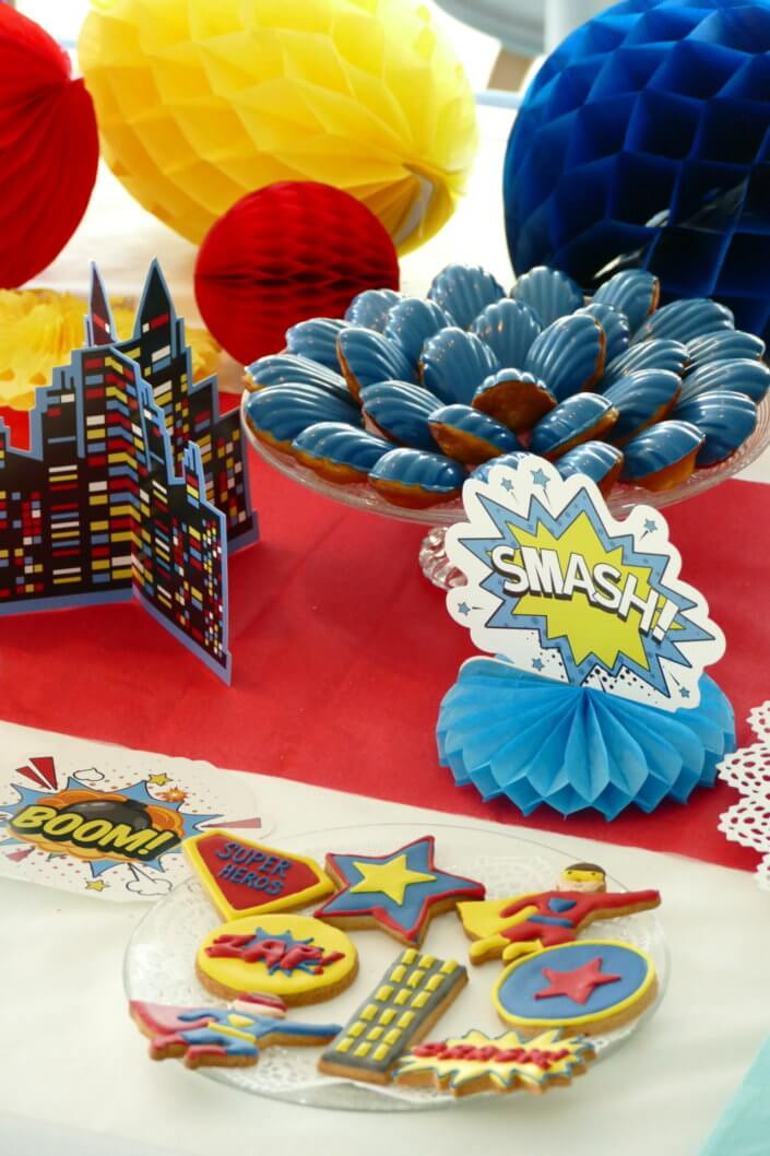 Goûter sur mesure par Studio Candy pour le Family Day de Direct Assurance avec une décoration et des pâtisseries sur le thème Super Héros