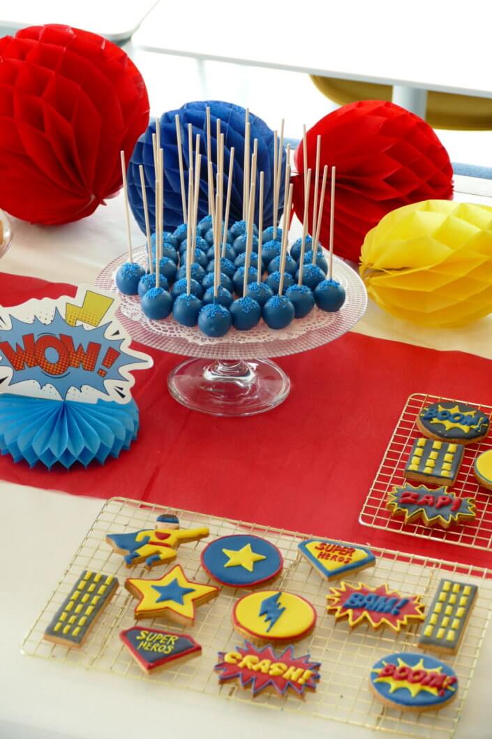 Goûter sur mesure par Studio Candy pour le Family Day de Direct Assurance avec une décoration et des pâtisseries sur le thème Super Héros