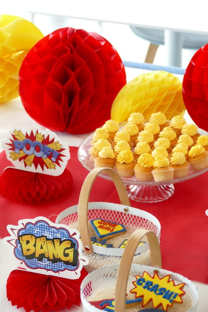 Goûter sur mesure par Studio Candy pour le Family Day de Direct Assurance avec une décoration et des pâtisseries sur le thème Super Héros