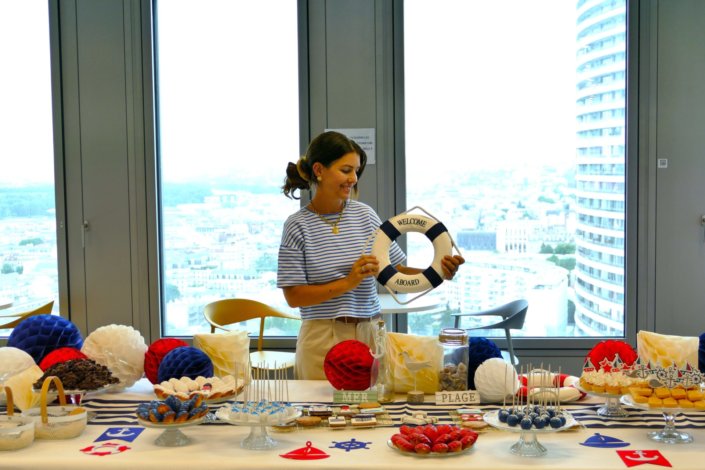 Goûter thème marine pour Axa XL réalisé par studio candy avec une décoration sur mesure, des pâtisseries personnalisées comme des cakepops bleu marine, des sablés ancre, bouée, bateau, coquillage, et une décoration en bleu, blanc et rouge