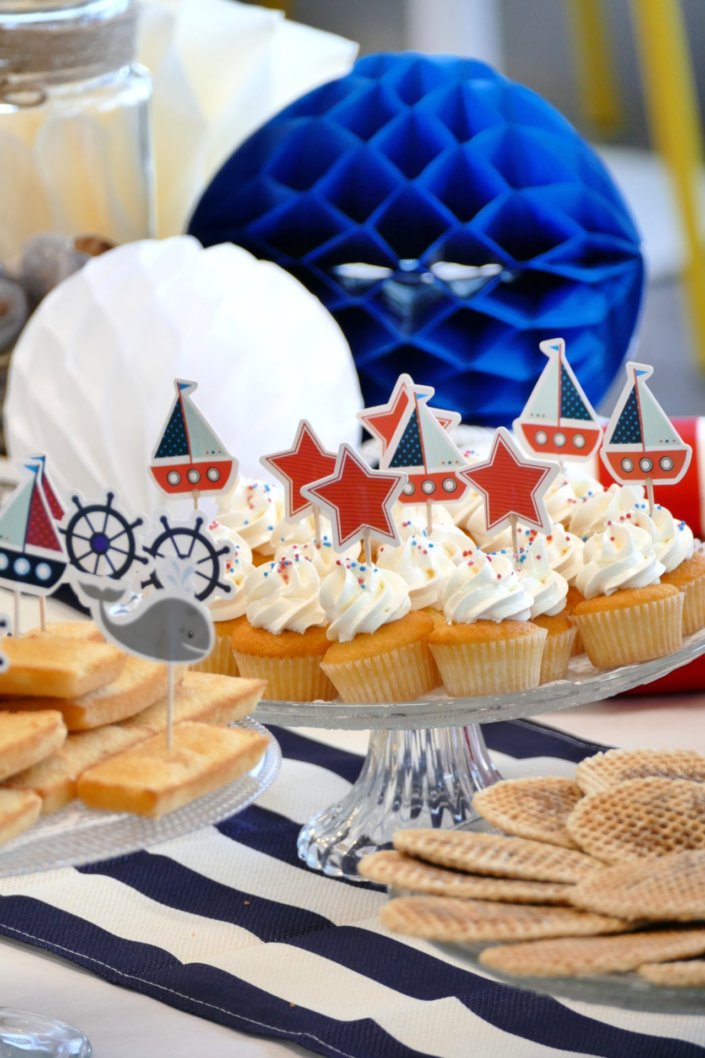 Goûter thème marine pour Axa XL réalisé par studio candy avec une décoration sur mesure, des pâtisseries personnalisées comme des cakepops bleu marine, des sablés ancre, bouée, bateau, coquillage, et une décoration en bleu, blanc et rouge