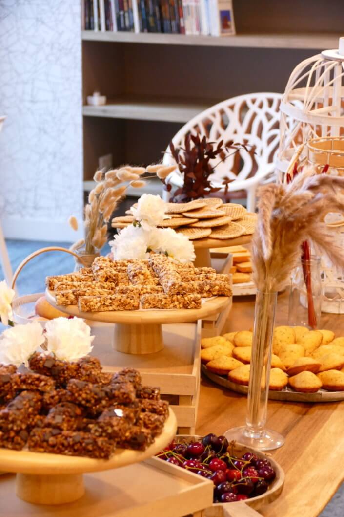 Petit déjeuner nature healthy réalisé par Studio Candy pour Genetec avec des fruits frais, des fruits secs, yaourt bar, granola bar, et madeleines et petites gaufres