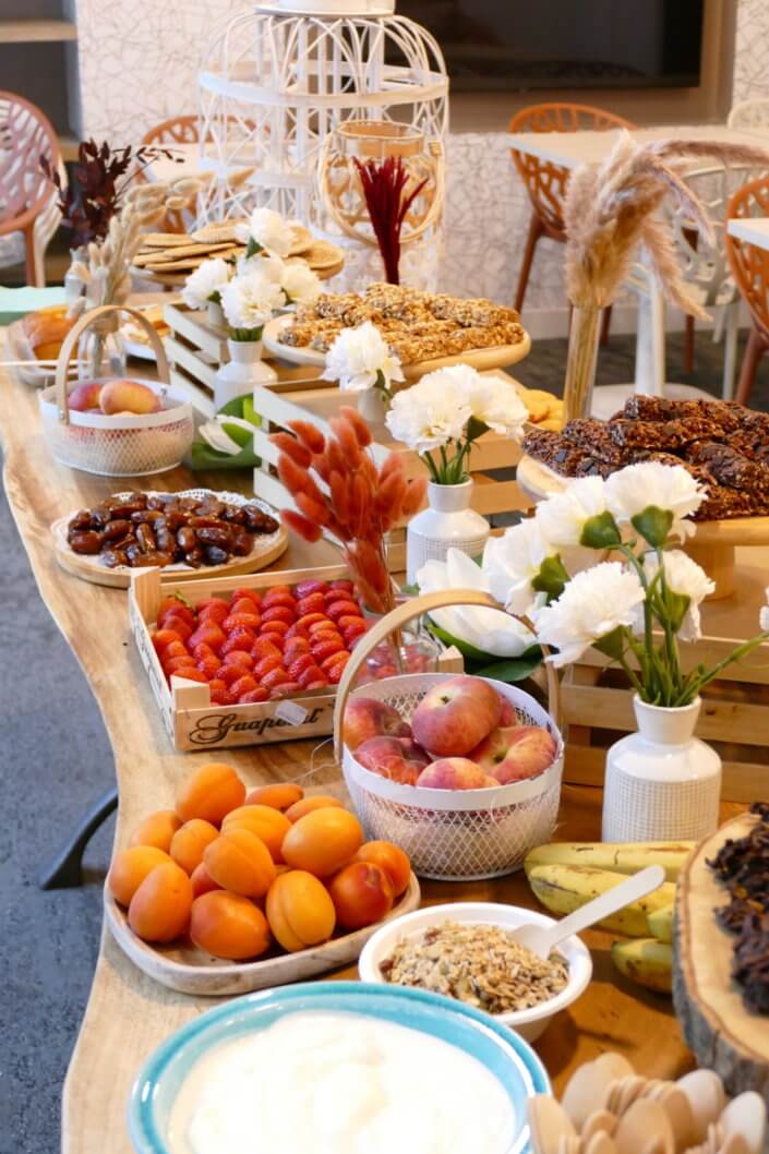 Petit déjéuner nature healthy réalisé par Studio Candy pour Genetec avec des fruits frais, des fruits secs, yaourt bar, granola bar, et madeleines et petites gaufres