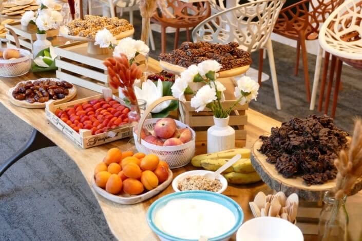 Petit déjéuner nature healthy réalisé par Studio Candy pour Genetec avec des fruits frais, des fruits secs, yaourt bar, granola bar, et madeleines et petites gaufres