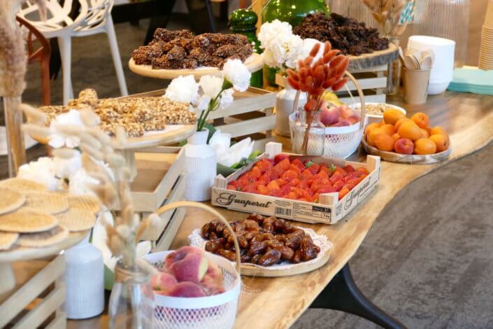 Petit déjéuner nature healthy réalisé par Studio Candy pour Genetec avec des fruits frais, des fruits secs, yaourt bar, granola bar, et madeleines et petites gaufres