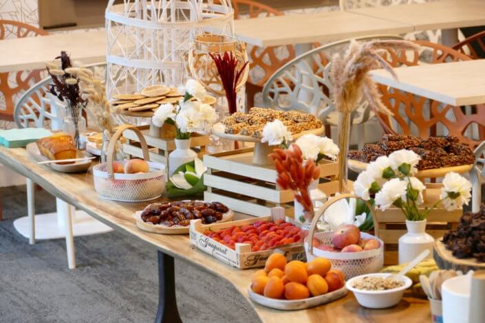 Petit déjeuner nature healthy réalisé par Studio Candy pour Genetec avec des fruits frais, des fruits secs, yaourt bar, granola bar, et madeleines et petites gaufres
