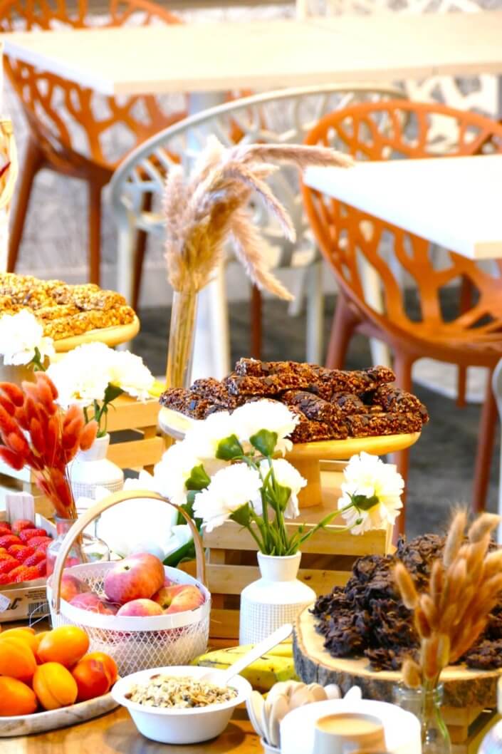 Petit déjeuner nature healthy réalisé par Studio Candy pour Genetec avec des fruits frais, des fruits secs, yaourt bar, granola bar, et madeleines et petites gaufres
