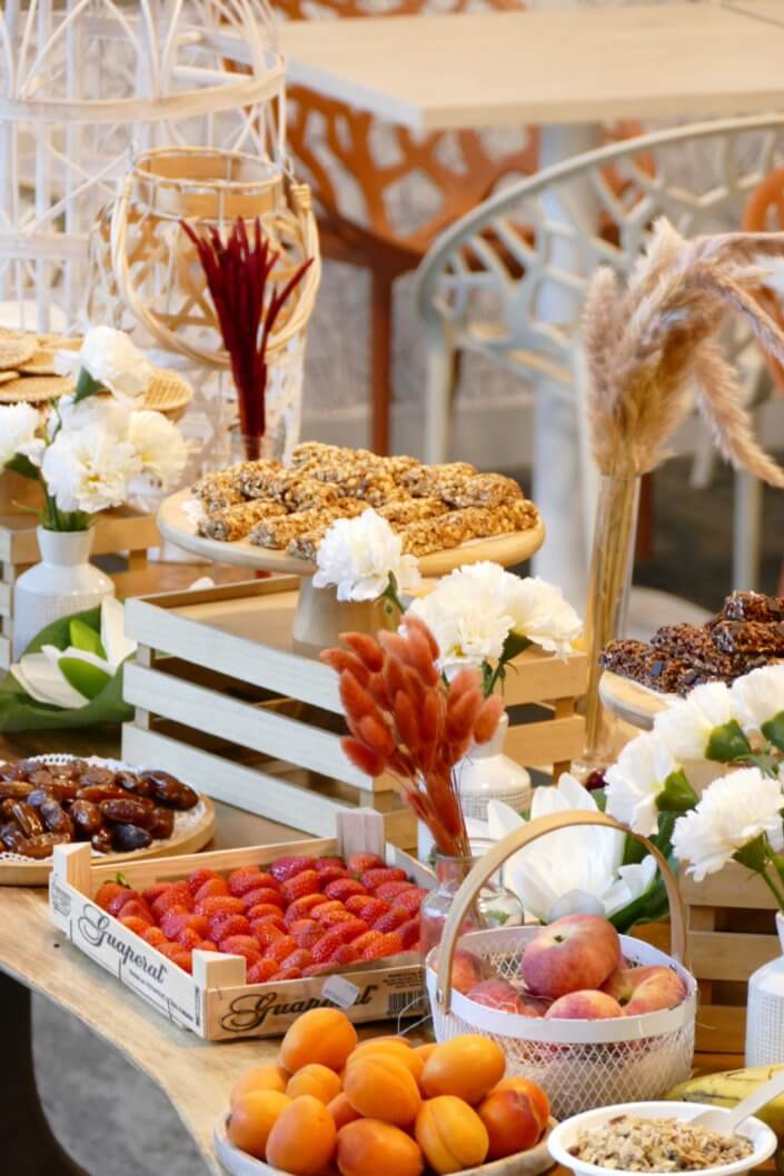 Petit déjeuner nature healthy réalisé par Studio Candy pour Genetec avec des fruits frais, des fruits secs, yaourt bar, granola bar, et madeleines et petites gaufres