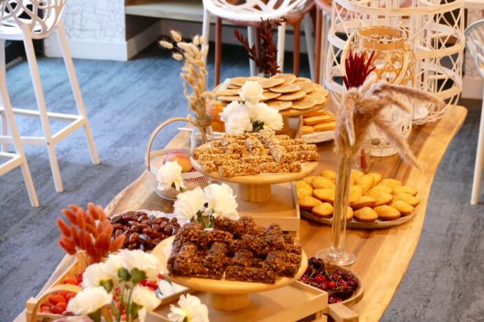 Petit déjeuner nature healthy réalisé par Studio Candy pour Genetec avec des fruits frais, des fruits secs, yaourt bar, granola bar, et madeleines et petites gaufres