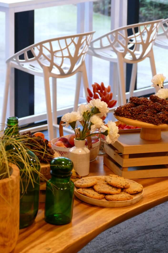 Petit déjeuner nature healthy réalisé par Studio Candy pour Genetec avec des fruits frais, des fruits secs, yaourt bar, granola bar, et madeleines et petites gaufres